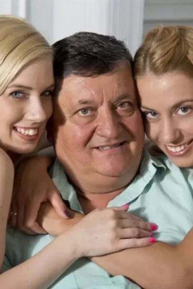 Толстый мужчина трахает двух молоденьких девушек в позе раком